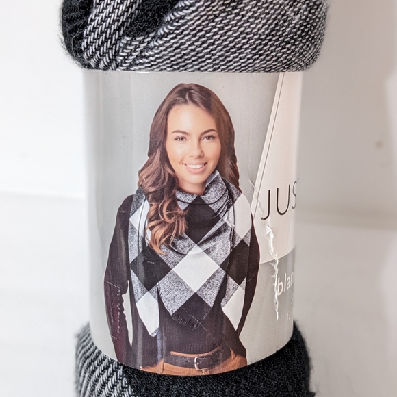 NWT Black and White Buffalo Check Blanket Scarf - Picture 4 of 5